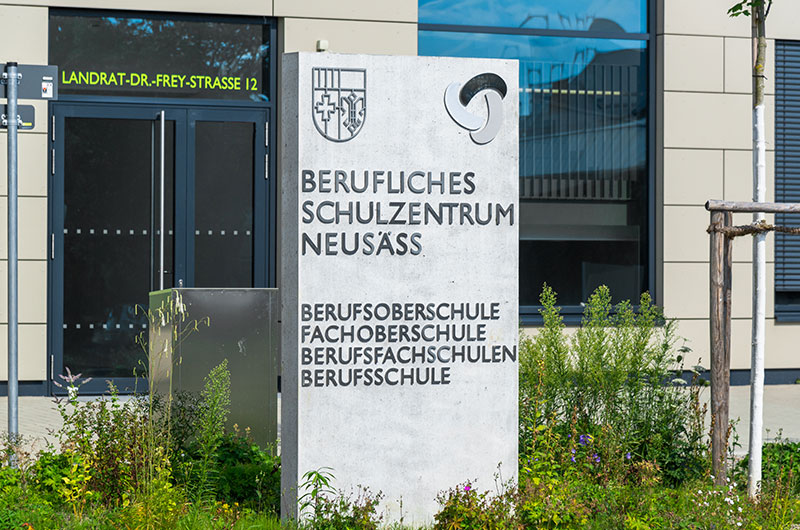Schul-Eingangsstein mit Name und Adresse