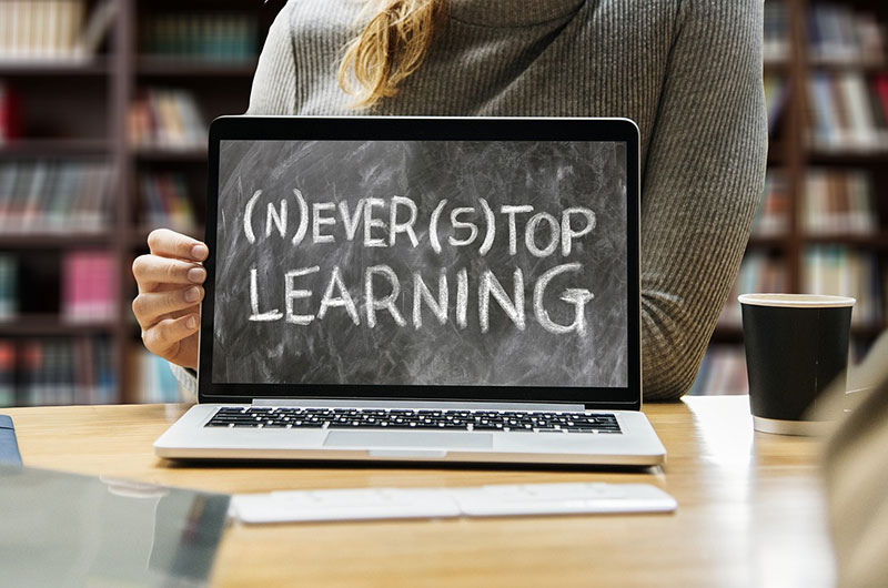 Laptop mit einer Schultafel und Aufschrift - Never stop Learning