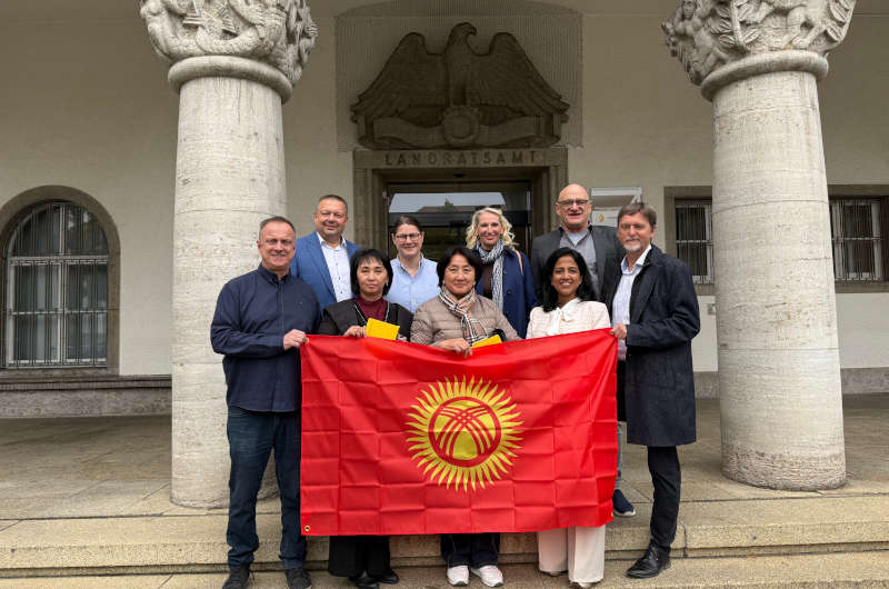 Kirgisische Schulleiterinnen besuchen Berufliche Schulen in Neusäß