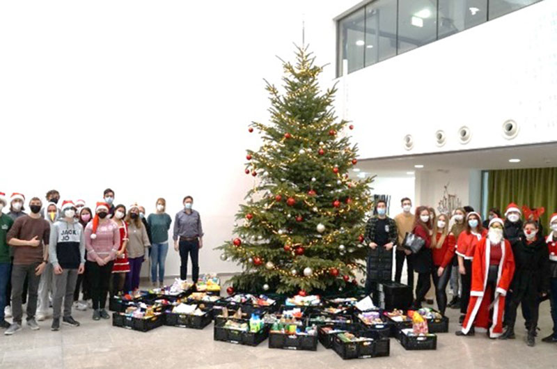 Weihnachtliches Gruppenbild der Helferinnen und Helfer