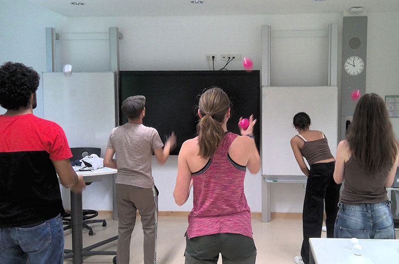 Schüler bei sportlicher Aktivität im Klassenzimmer